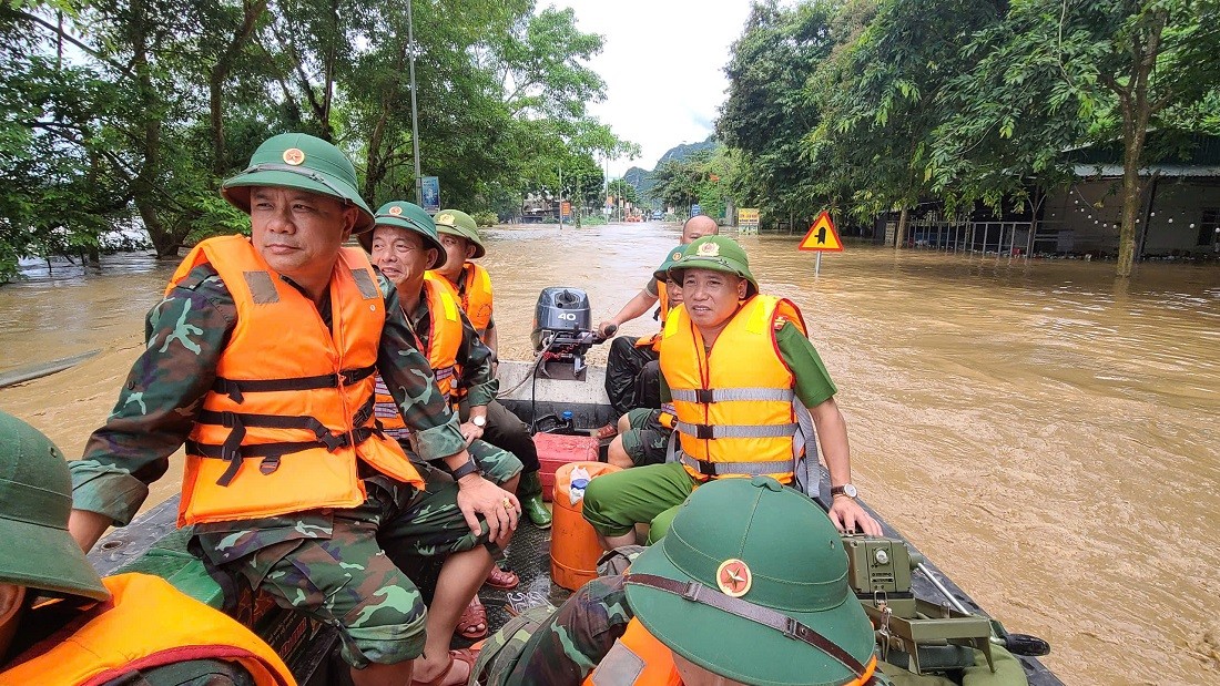 Các lực lượng chức năng chung tay hỗ trợ người dân khắc phục hậu quả do lũ lụt gây ra.
