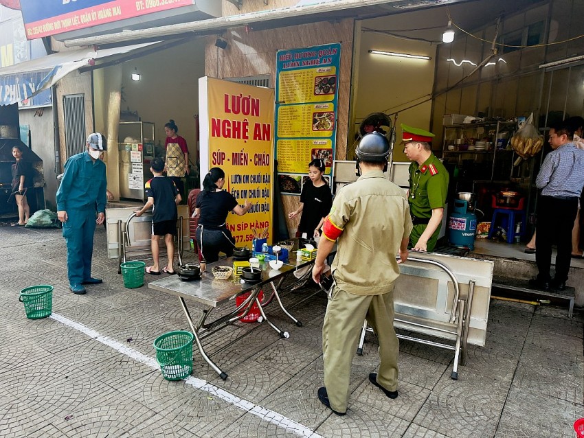 Thực trạng lấn chiếm lòng đường, vỉa hè để kinh doanh.