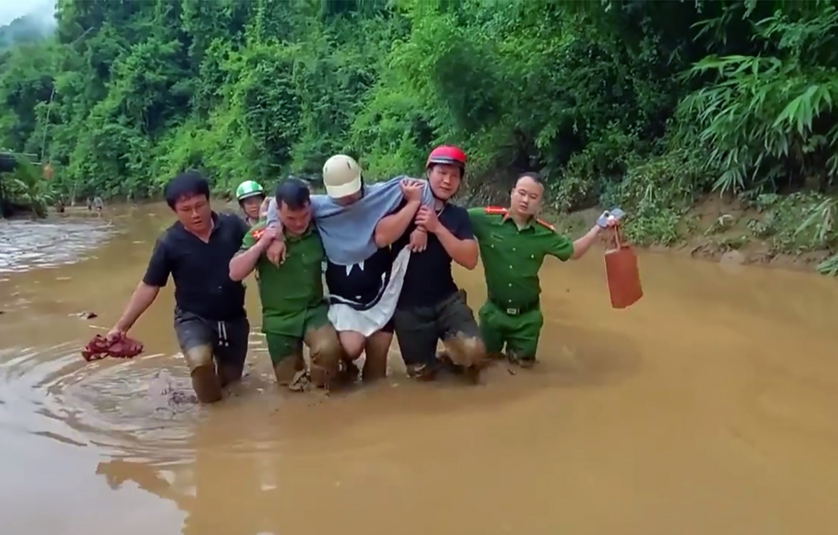 Công an xã Hữu Kiệm cùng người dân hỗ trợ thai phụ vượt lũ sinh con.