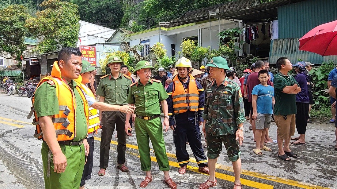 Công an Nghệ An căng mình giúp dân khắc phục hậu quả bão số 3.