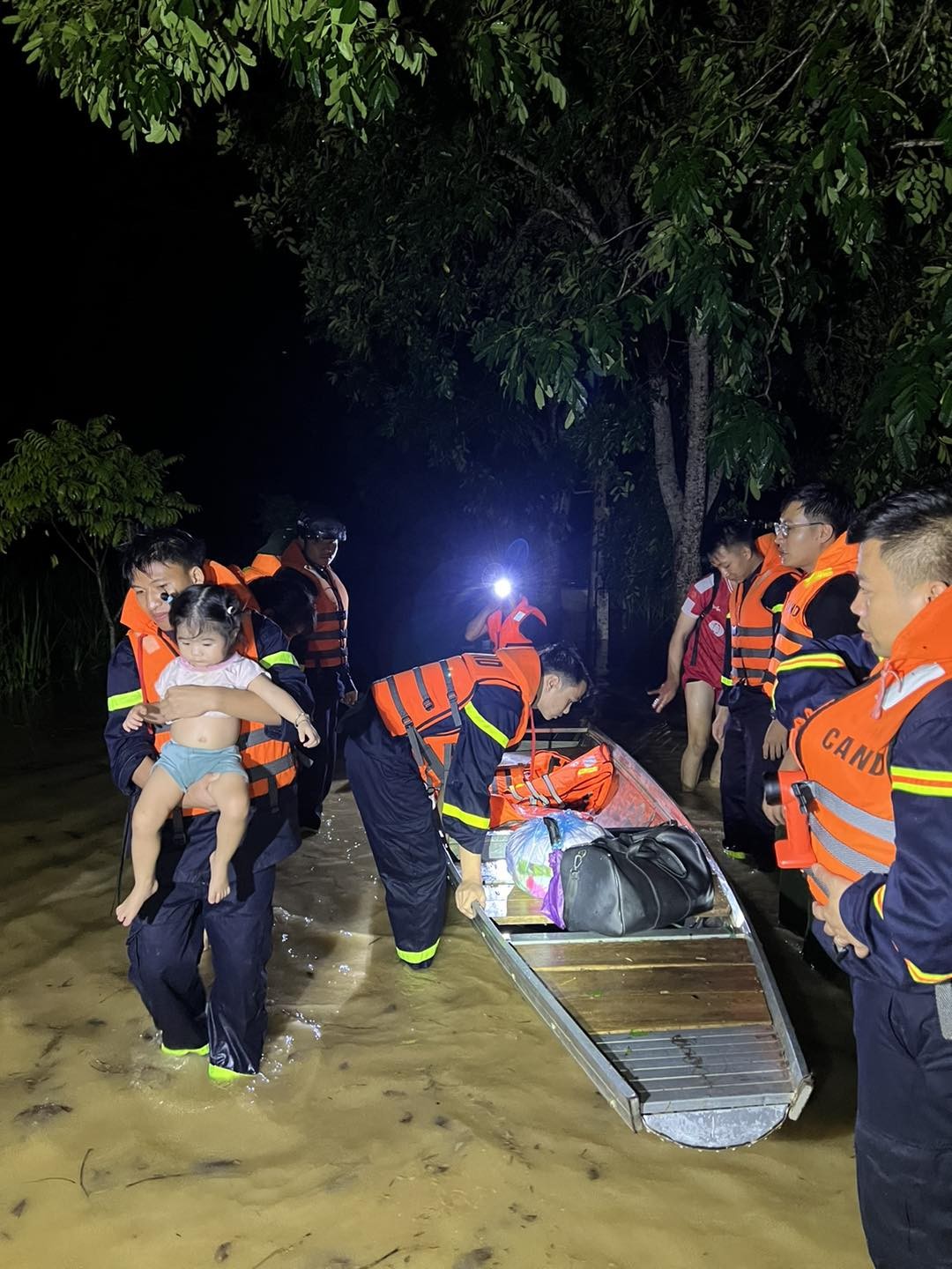 Đảm bảo an toàn cho người dân trong vùng lũ - Ảnh Công an Nghệ An.