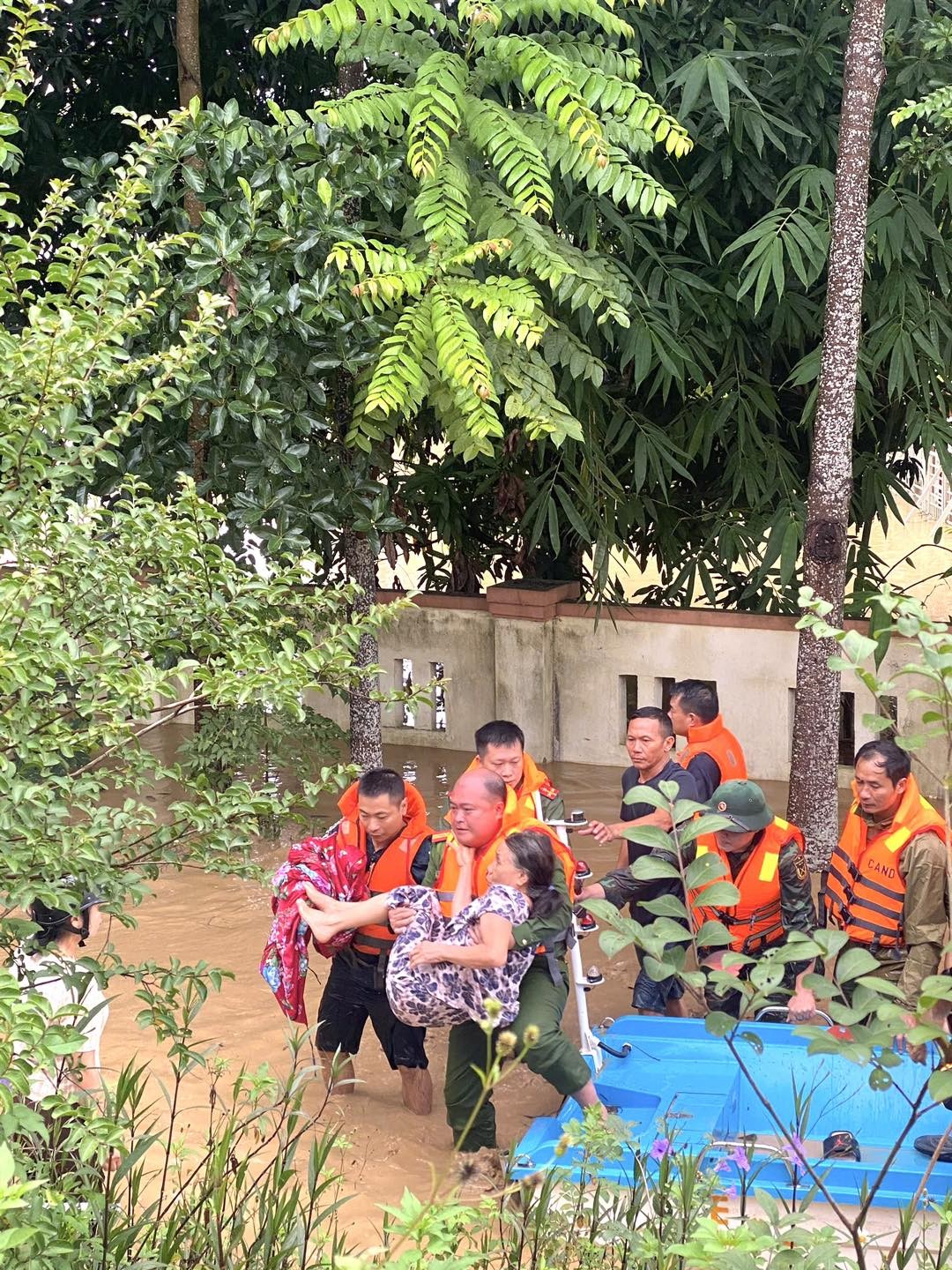 Nhiều khu vực trên địa bàn tỉnh Nghệ An bị ngập lụt kỷ lục - Ảnh Công an Nghệ An.