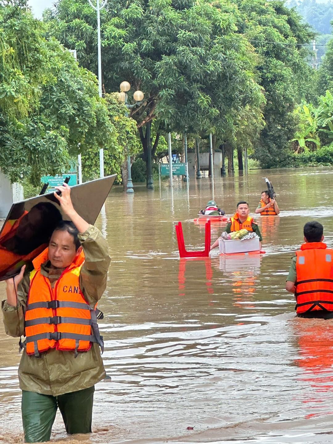 Công an xã Con Cuông di dời tài sản người dân đến nơi an toàn - Ảnh Công an Nghệ An.