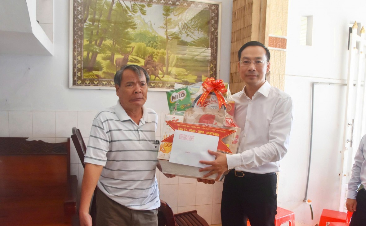 Phó Bí thư Thường trực Tỉnh uỷ, Chủ tịch HĐND tỉnh An Giang Nguyễn Thanh Nhàn kiểm tra chính quyền cơ sở và thăm gia đình chính sách