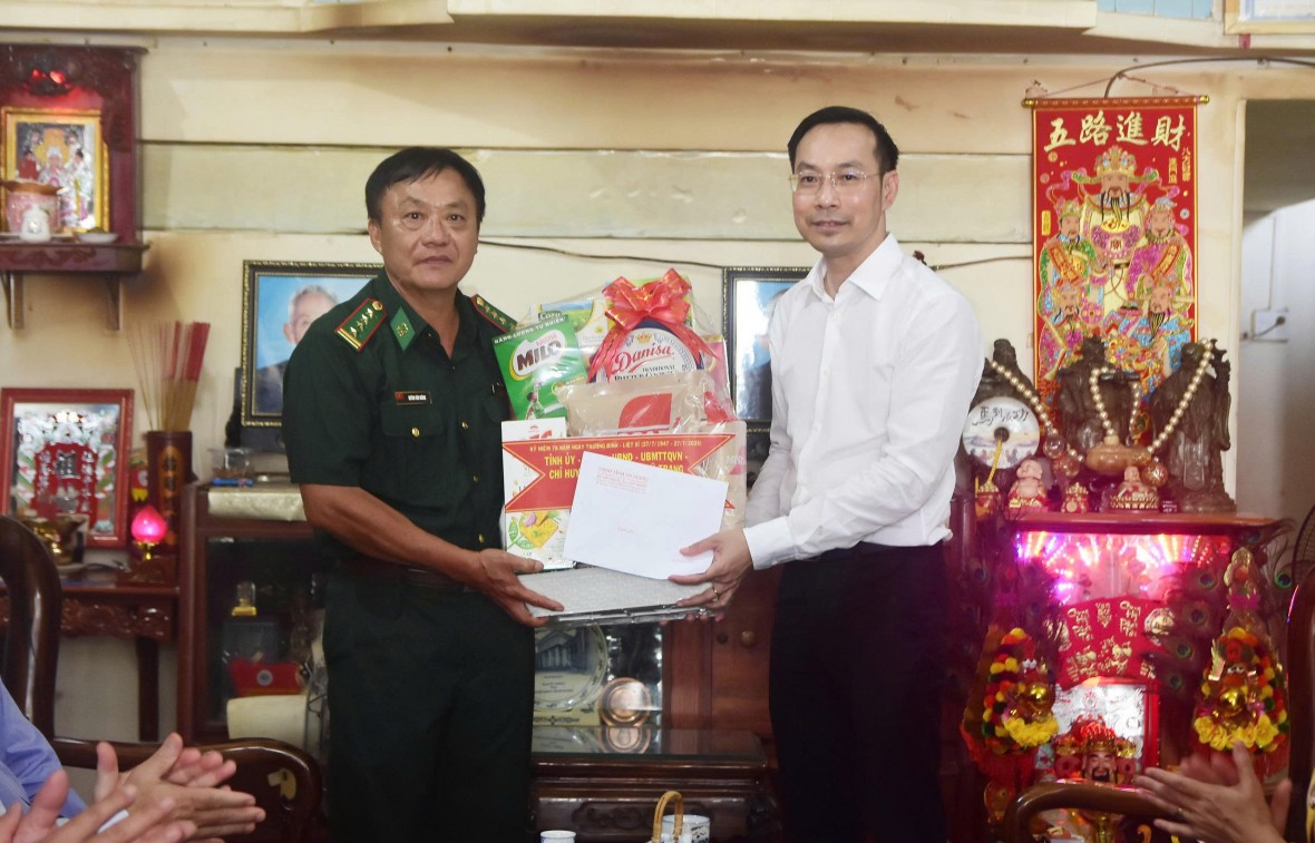 Phó Bí thư Thường trực Tỉnh uỷ, Chủ tịch HĐND tỉnh An Giang Nguyễn Thanh Nhàn kiểm tra chính quyền cơ sở và thăm gia đình chính sách