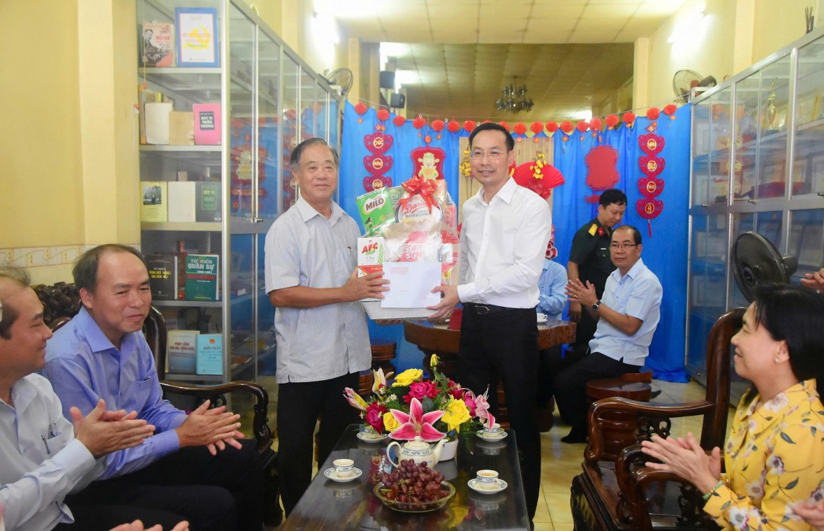 Phó Bí thư Thường trực Tỉnh uỷ, Chủ tịch HĐND tỉnh An Giang Nguyễn Thanh Nhàn kiểm tra chính quyền cơ sở và thăm gia đình chính sách