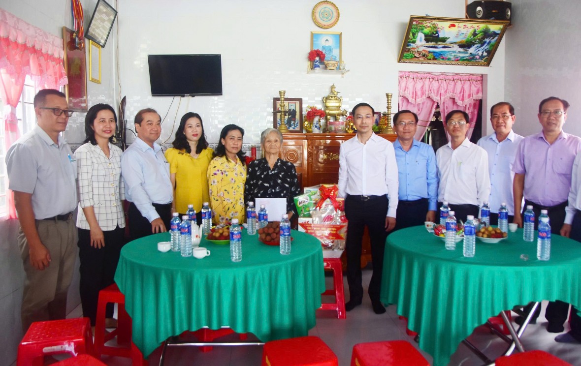 Phó Bí thư Thường trực Tỉnh uỷ, Chủ tịch HĐND tỉnh An Giang Nguyễn Thanh Nhàn kiểm tra chính quyền cơ sở và thăm gia đình chính sách