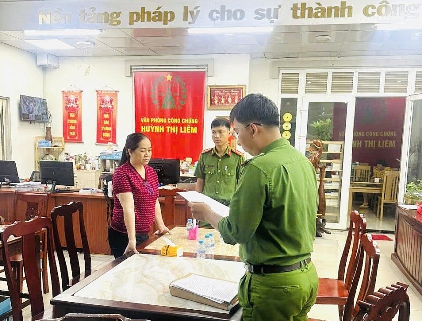 Cơ quan điều tra thi hành lệnh bắt giữ đối tượng Huỳnh Thị Liêm.