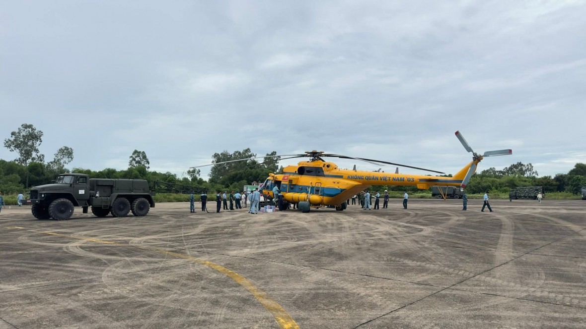 Ba trực thăng được sử dụng để cứu trợ cho nhân dân bị cô lập do lũ.