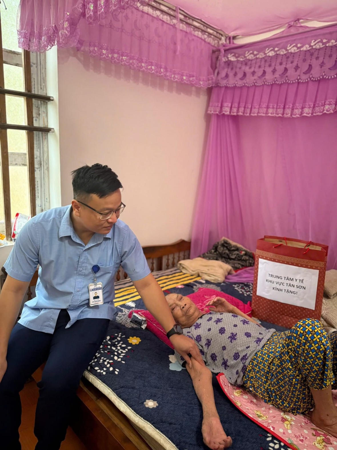 Ông Bùi Xuân Khánh Bí thư Đảng ủy, Giám đốc TTYT tặng quà, thăm hỏi mẹ Việt Nam anh hùng Hà Thị Ốc.