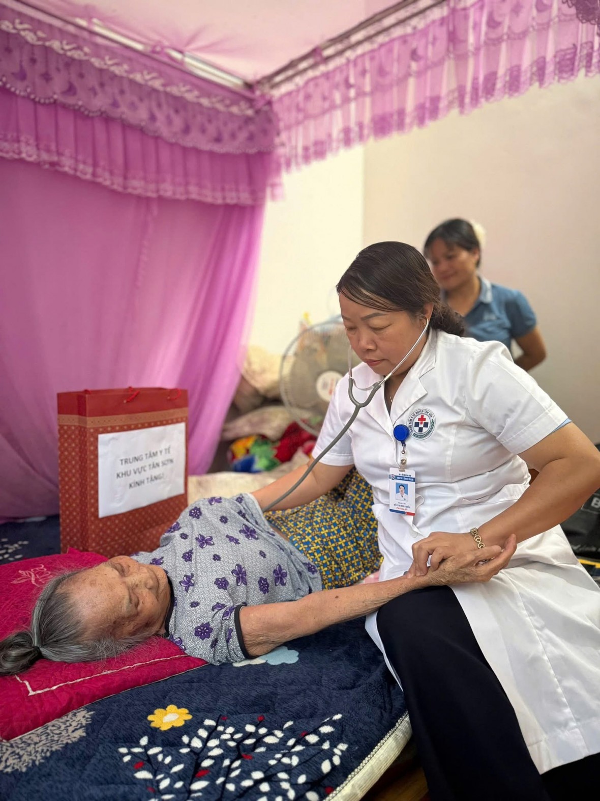 Bà Đỗ Thị Hiền – Phó Bí thư Đảng ủy, Phó Giám đốc TTYT thăm khám cho Mẹ Việt Nam anh hùng  Hà Thị Ốc.