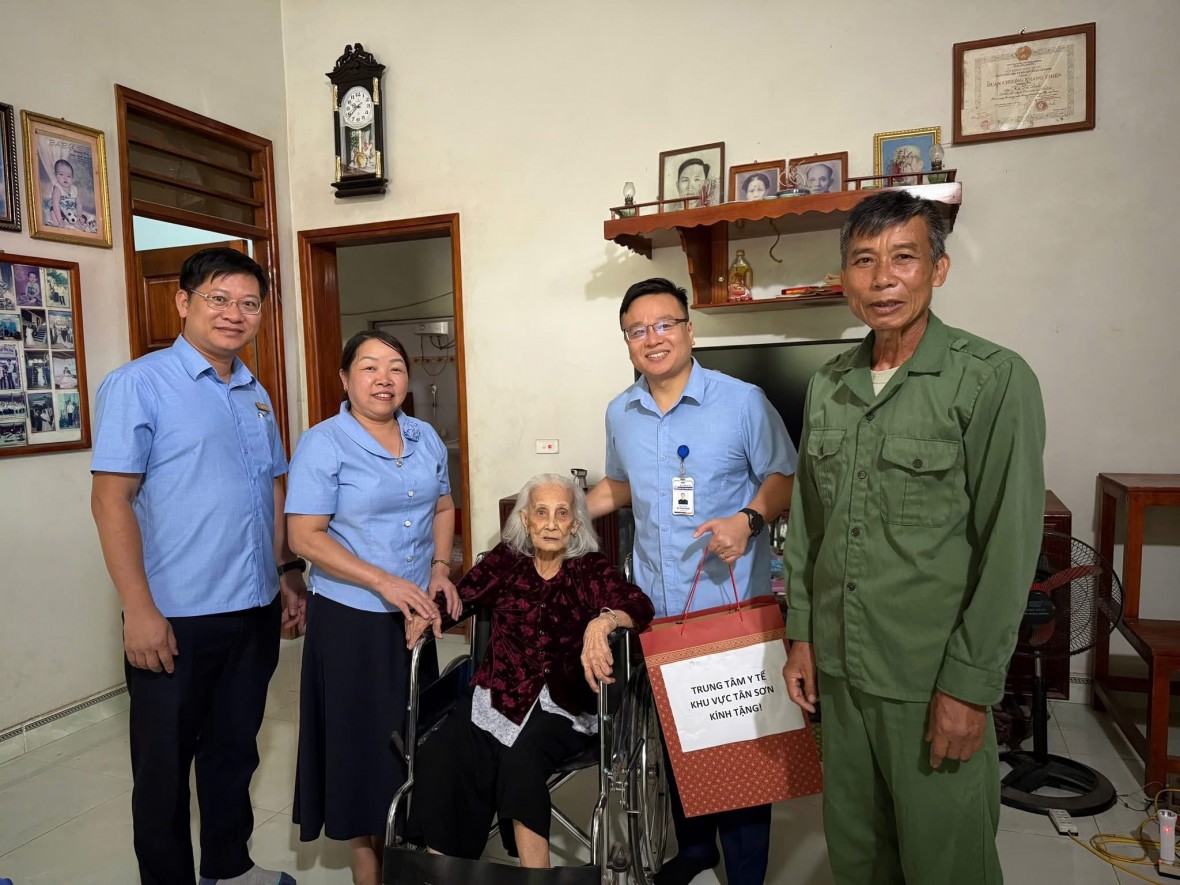 Đoàn thăm hỏi và tặng quà Mẹ liệt sỹ Hà Thị Rặm.