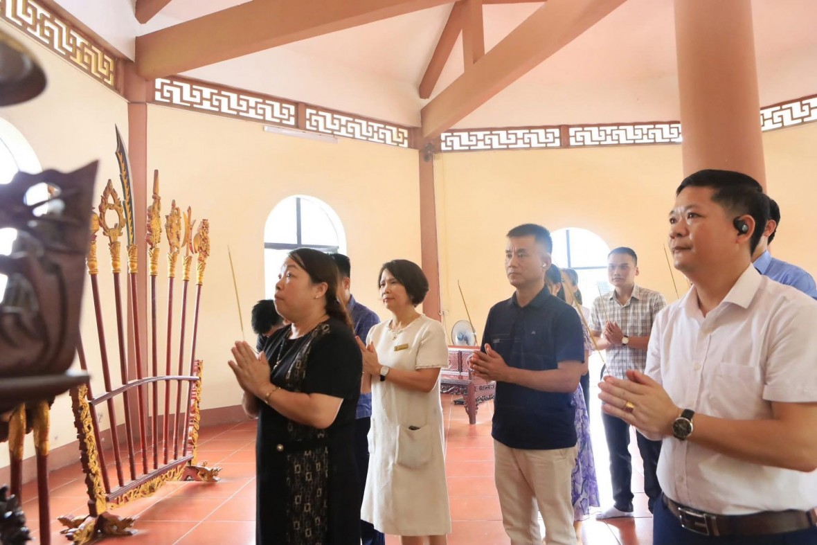 TTYT khu vực Tân Sơn dâng hương tưởng niệm, bày tỏ lòng thành kính và biết ơn sâu sắc với các anh hùng, liệt sĩ.  