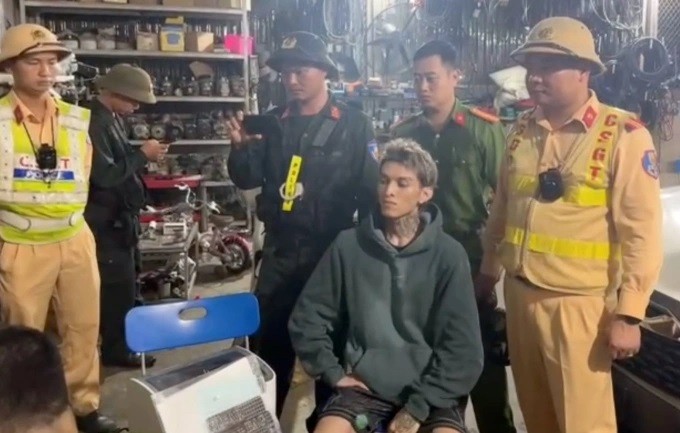 Rapper Bình Gold khi bị lực lượng chức năng bắt giữ. (Ảnh: Cục CSGT)