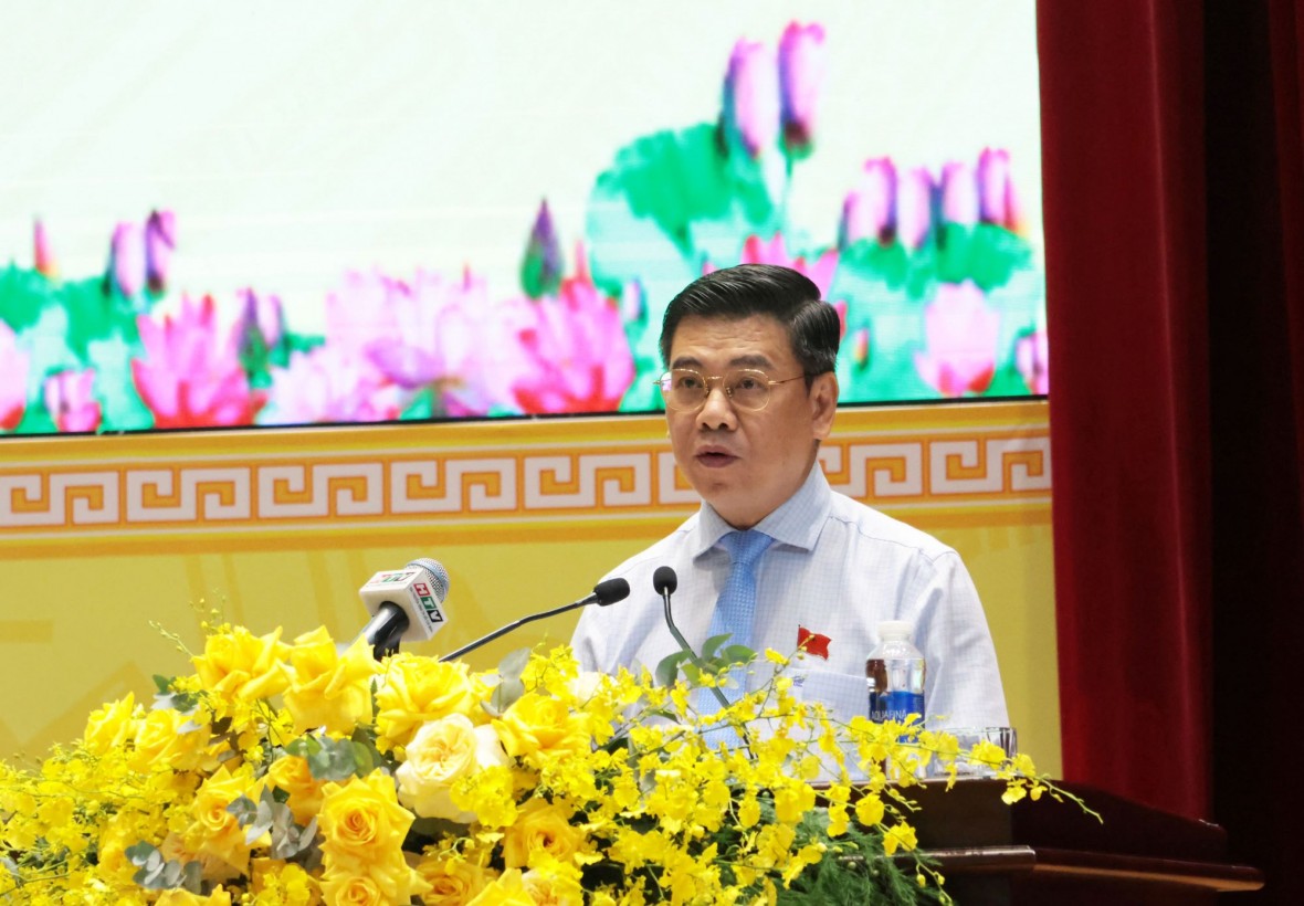 Phó Chủ tịch UBND Thành phố Nguyễn Văn Dũng trình bày báo cáo tại kỳ họp. (Ảnh: UBND TP HCM)