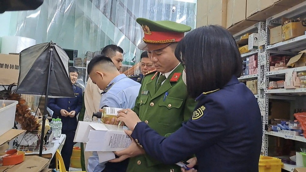 Lực lượng chức năng kiểm tra cơ sở vi phạm. (Ảnh: Bộ Công thương)