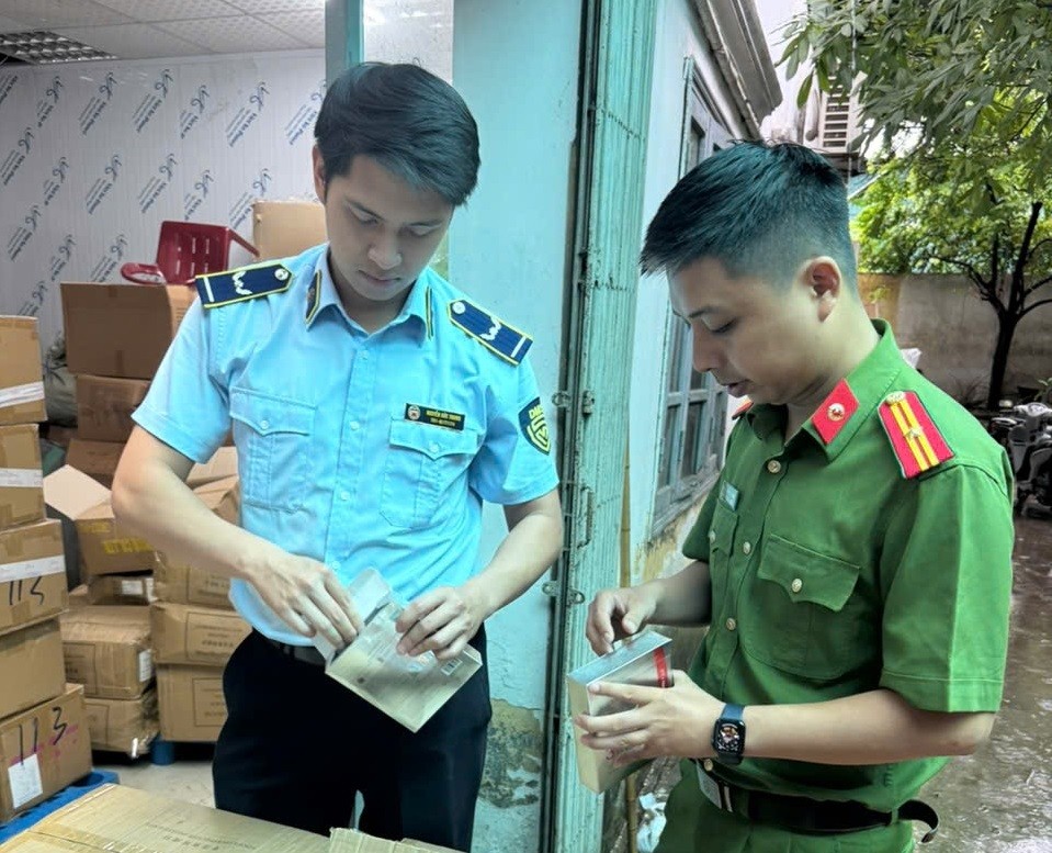 Lực lượng chức năng kiểm tra cơ sở vi phạm. (Ảnh: dms.gov.vn)