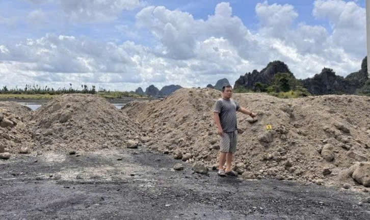 Bắt quả tang 2 xe tải đổ thải trái phép, hé lộ đường dây xả bã bê tông gần 175 tấn