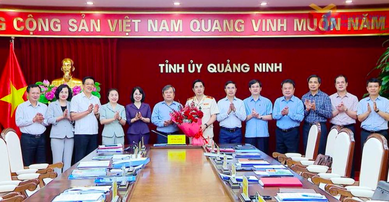 Ban Thường vụ Tỉnh ủy Quảng Ninh tặng hoa chúc mừng Giám đốc Công an tỉnh Quảng Ninh Trần Văn Phúc được thăng cấp bậc hàm Thiếu tướng. Ảnh: Thu Chung Ban Thường vụ Tỉnh ủy Quảng Ninh tặng hoa chúc mừng ông Trần Văn Phúc - Giám đốc Công an tỉnh Quảng Ninh được thăng cấp bậc hàm Thiếu tướng. (Ảnh: Thu Chung)