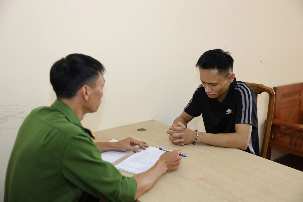 Công an tỉnh Hưng Yên lấy lời khai với các đối tượng sử dụng ma túy. (Ảnh: Công an tỉnh Hưng Yên) Công an tỉnh Hưng Yên lấy lời khai với các đối tượng sử dụng ma túy. (Ảnh: Công an tỉnh Hưng Yên)