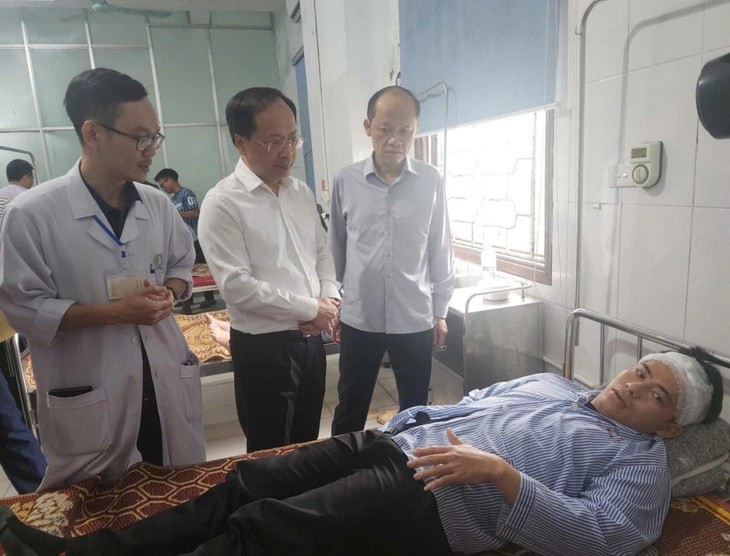 Bí thư Tỉnh ủy Hà Tĩnh Nguyễn Duy Lâm (đứng giữa) thăm hỏi người bị thương trong vụ tai nạn đang điều trị tại Bệnh viên Đa khoa thị xã Kỳ Anh. (Ảnh: H.A)