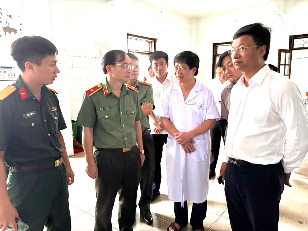 Lãnh đạo tỉnh Hà Tĩnh yêu cầu tập trung cứu chữa các nạn nhân trong vụ tai nạn giao thông nghiêm trọng trên Quốc lộ 1A. 