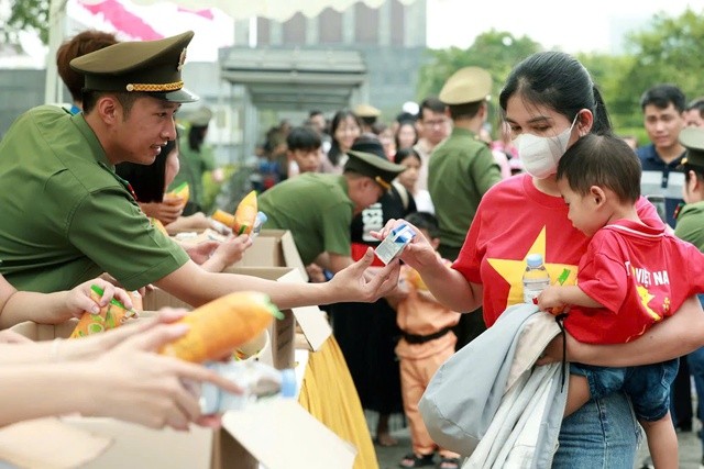 Dịp nghỉ lễ 2/9 năm nay, Sở Du lịch Hà Nội sẽ tiếp tục phối hợp với Bộ Tư lệnh Bảo vệ Lăng Chủ tịch Hồ Chí Minh triển khai công tác phục vụ nhân dân và du khách vào viếng Lăng Bác. Ảnh: VGP Dịp nghỉ lễ 2/9 năm nay, Sở Du lịch Hà Nội sẽ tiếp tục phối hợp với Bộ Tư lệnh Bảo vệ Lăng Chủ tịch Hồ Chí Minh triển khai công tác phục vụ nhân dân và du khách vào viếng Lăng Bác. Ảnh: VGP