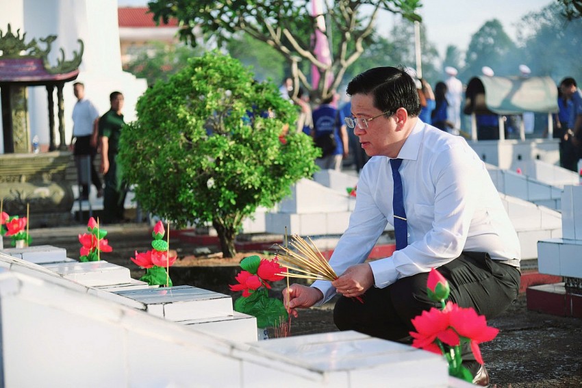 Lãnh đạo tỉnh An Giang dâng hương, tri ân các Anh hùng liệt sĩ nhân dịp 27/7