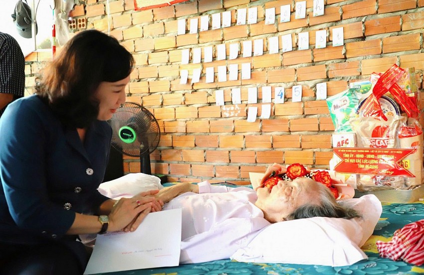 Phó Chủ tịch UBND tỉnh An Giang thăm gia đình chính sách, khảo sát mô hình chính quyền tại hai xã Óc Eo, Thoại Sơn