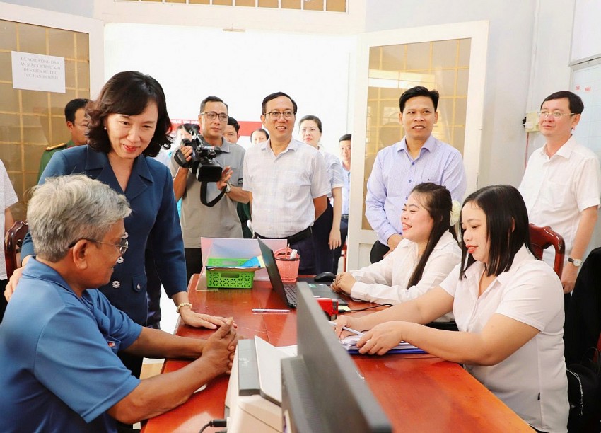 Phó Chủ tịch UBND tỉnh An Giang thăm gia đình chính sách, khảo sát mô hình chính quyền tại hai xã Óc Eo, Thoại Sơn