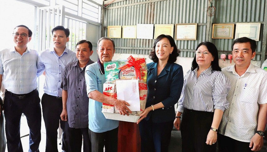 Phó Chủ tịch UBND tỉnh An Giang thăm gia đình chính sách, khảo sát mô hình chính quyền tại hai xã Óc Eo, Thoại Sơn