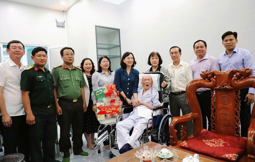 Phó Chủ tịch UBND tỉnh An Giang thăm gia đình chính sách, khảo sát mô hình chính quyền tại hai xã Óc Eo, Thoại Sơn