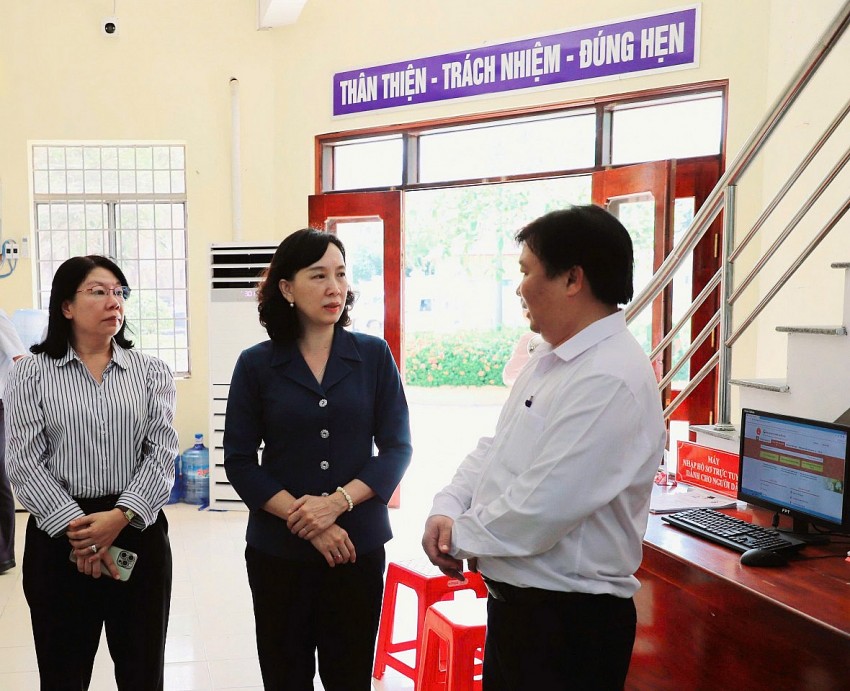 Phó Chủ tịch UBND tỉnh An Giang thăm gia đình chính sách, khảo sát mô hình chính quyền tại hai xã Óc Eo, Thoại Sơn