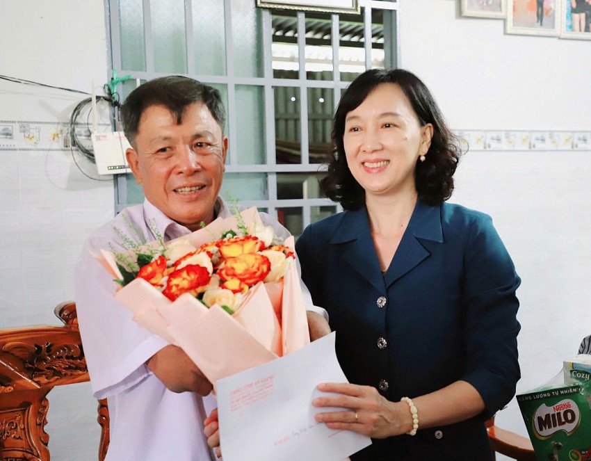 Phó Chủ tịch UBND tỉnh An Giang thăm gia đình chính sách, khảo sát mô hình chính quyền tại hai xã Óc Eo, Thoại Sơn