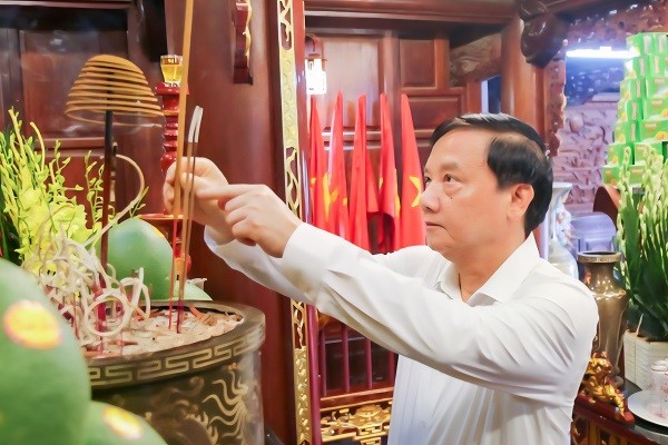 Phó Chủ tịch Quốc hội Nguyễn Khắc Định dâng hương, tri ân người có công tại Hưng Yên