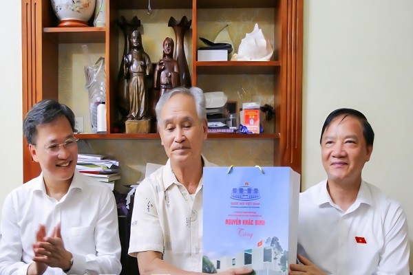 Phó Chủ tịch Quốc hội Nguyễn Khắc Định dâng hương, tri ân người có công tại Hưng Yên