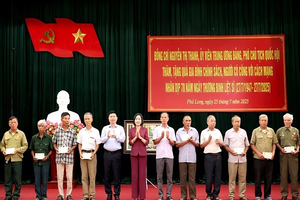 Phó Chủ tịch Quốc hội Nguyễn Thị Thanh thăm, tặng quà gia đình chính sách, người có công tại Ninh Bình