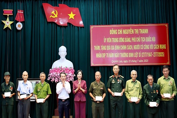 Phó Chủ tịch Quốc hội Nguyễn Thị Thanh thăm, tặng quà gia đình chính sách, người có công tại Ninh Bình