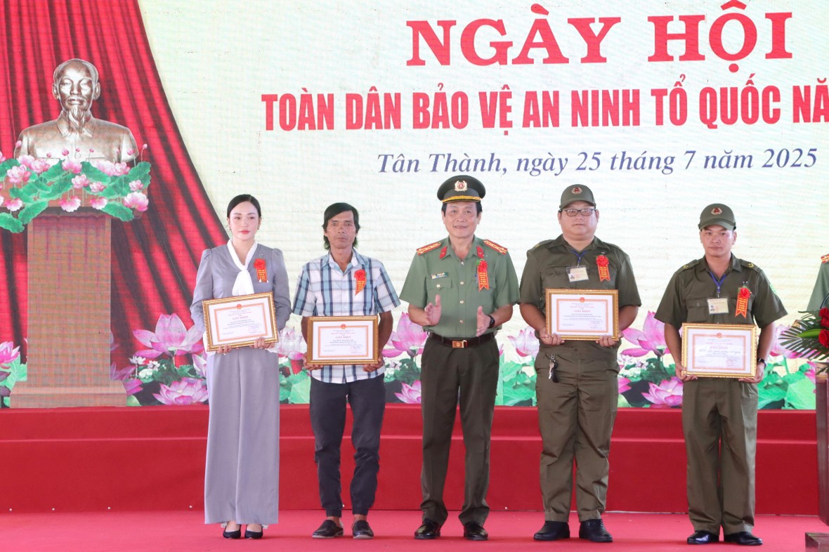 Xây dựng phong trào toàn dân bảo vệ ANTT phải hợp lòng dân, vì lợi ích của dân