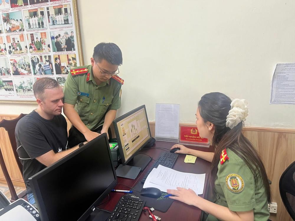 Hà Tĩnh hoàn thành cấp 100% tài khoản định danh điện tử mức 2 cho người nước ngoài đủ điều kiện - Ảnh Công an Hà Tĩnh. Hà Tĩnh hoàn thành cấp 100% tài khoản định danh điện tử mức 2 cho người nước ngoài đủ điều kiện - Ảnh Công an Hà Tĩnh.