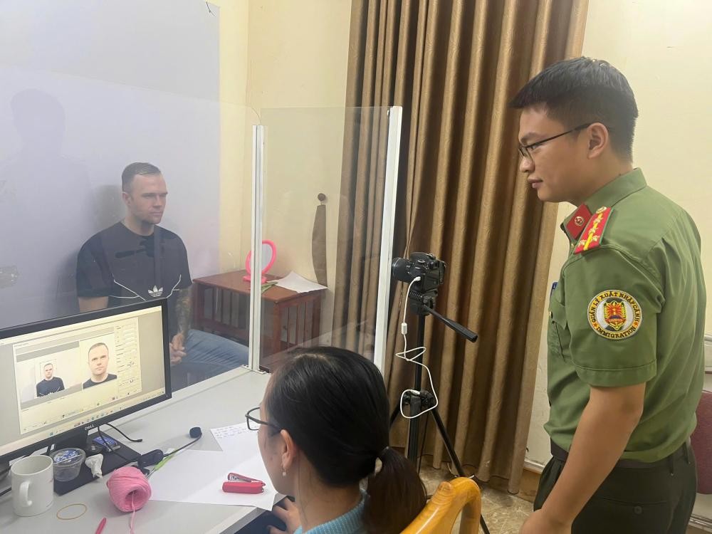 Tiếp nhận, xử lý và cấp thành công tài khoản định danh điện tử mức 2 cho toàn bộ 605 người nước ngoài đủ điều kiện - Ảnh Công an Hà Tĩnh. Tiếp nhận, xử lý và cấp thành công tài khoản định danh điện tử mức 2 cho toàn bộ 605 người nước ngoài đủ điều kiện - Ảnh Công an Hà Tĩnh.