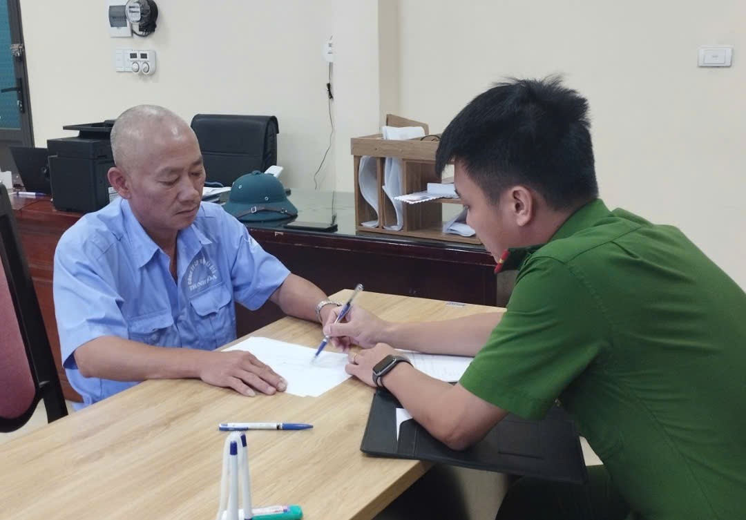 Văn phòng Cơ quan Cảnh sát điều tra ra Lệnh tạm giữ hình sự đối với lái xe buýt Khương Hữu Thuỳ - Ảnh Công an Thanh Hóa. Văn phòng Cơ quan Cảnh sát điều tra ra Lệnh tạm giữ hình sự đối với lái xe buýt Khương Hữu Thuỳ - Ảnh Công an Thanh Hóa.