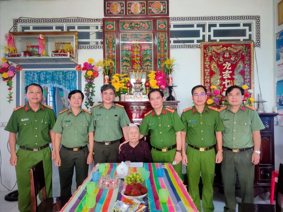 Công an tỉnh Cà Mau: Đền ơn, đáp nghĩa bằng hành động thiết thực