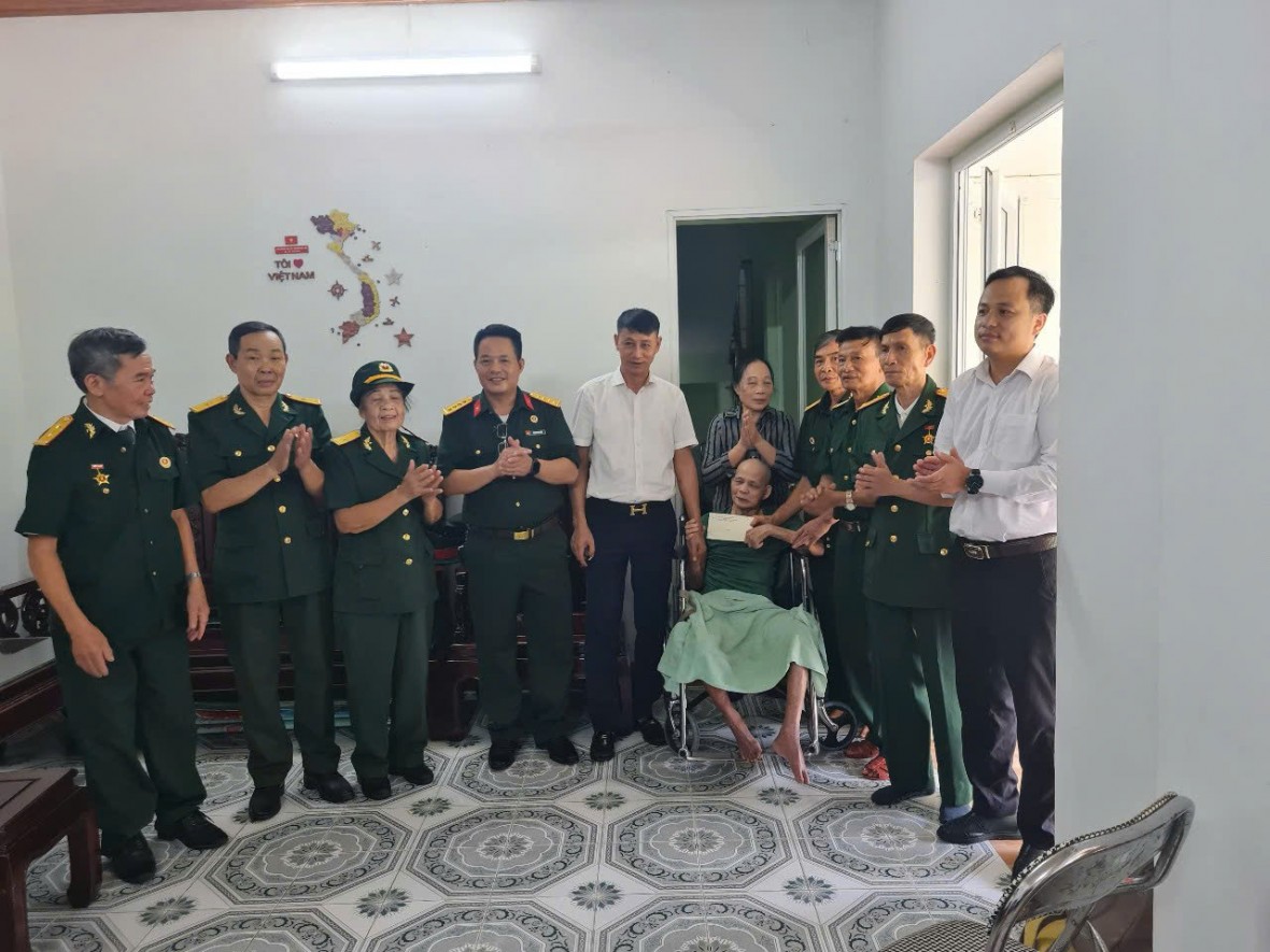 Quảng Ninh: 60 phần quà tri ân gửi tới người có công tại phường Cửa Ông