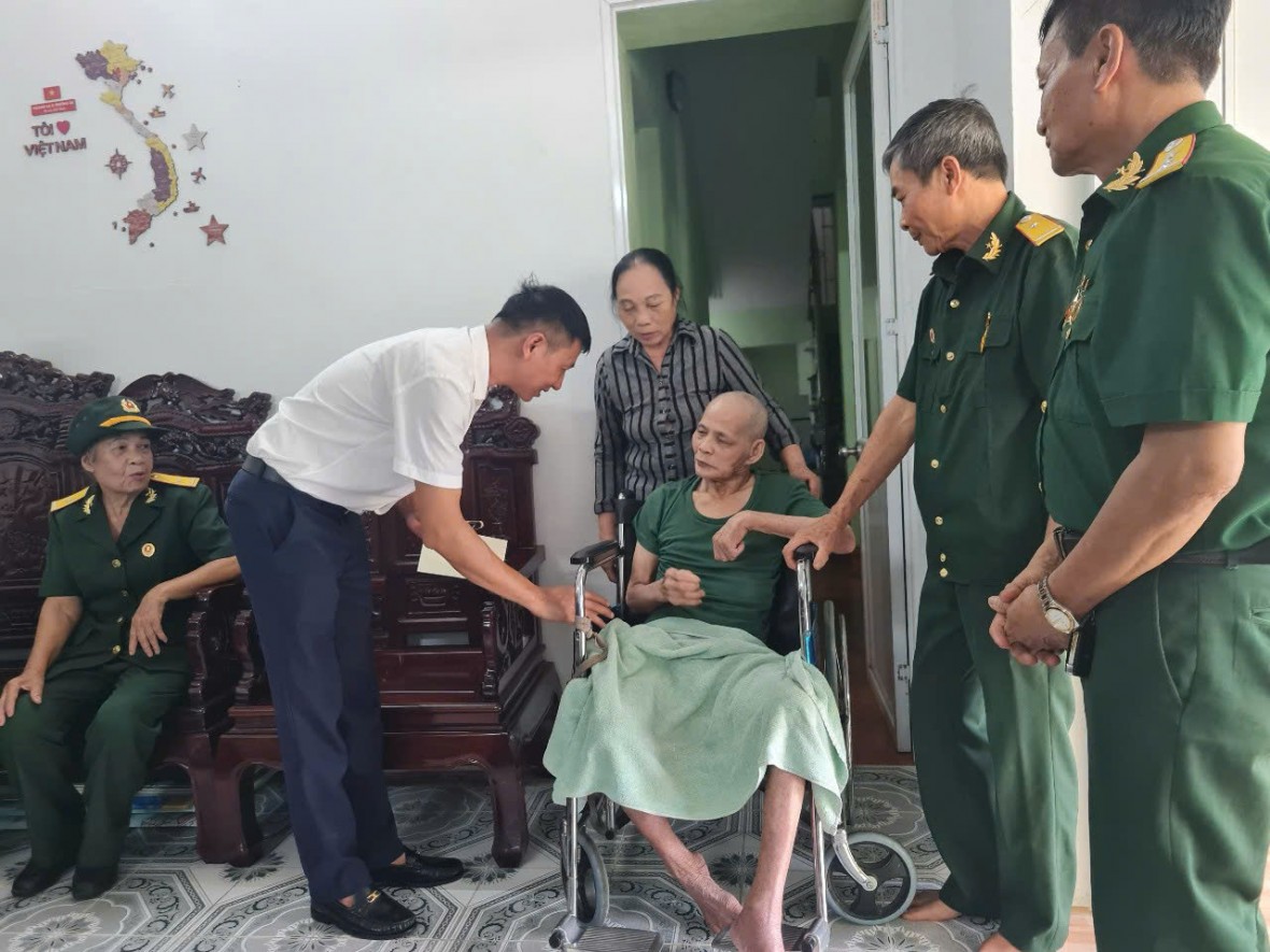 Quảng Ninh: 60 phần quà tri ân gửi tới người có công tại phường Cửa Ông