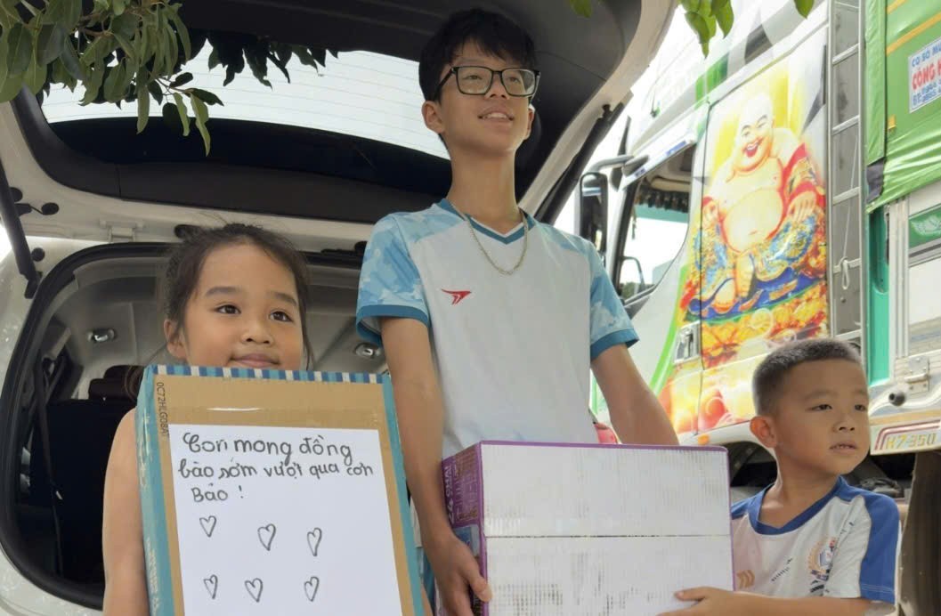 Người dân Đắk Lắk góp nhu yếu phẩm gửi bà con Nghệ An bị thiệt hại trong cơn bão số 3