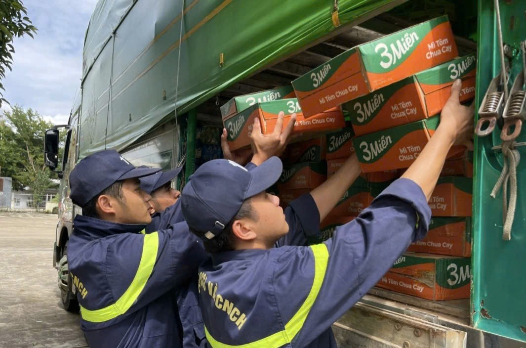 Người dân Đắk Lắk góp nhu yếu phẩm gửi bà con Nghệ An bị thiệt hại trong cơn bão số 3