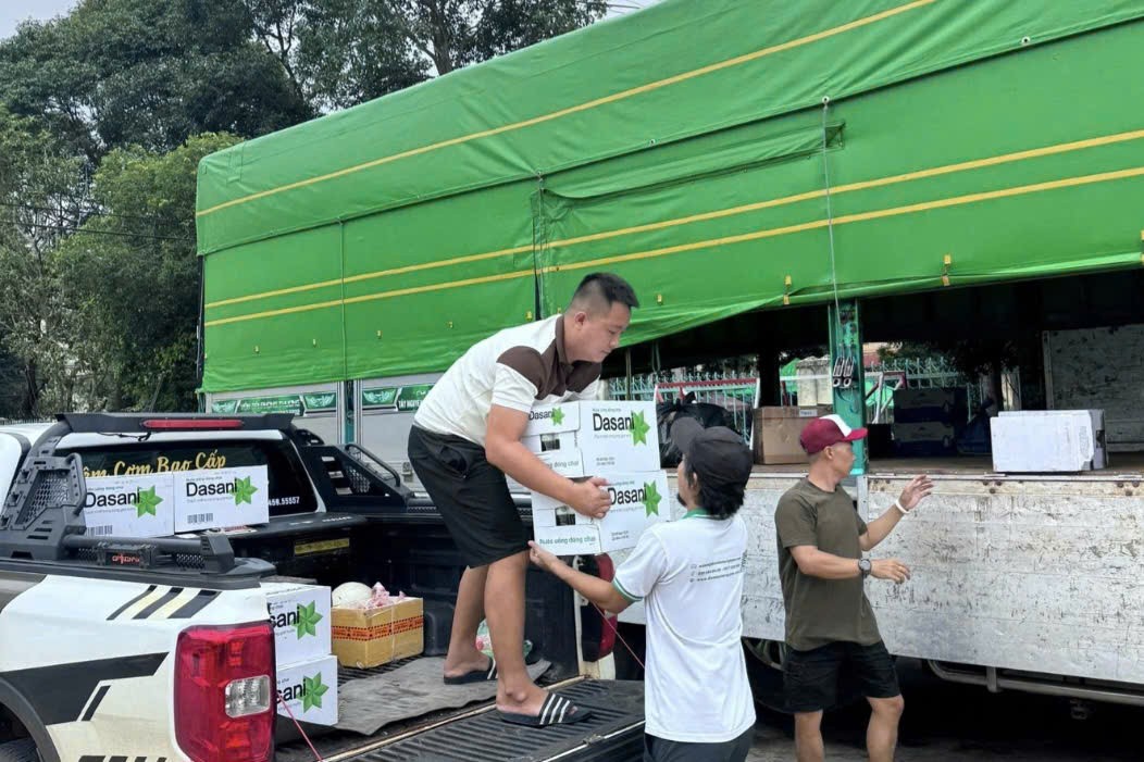 Người dân Đắk Lắk góp nhu yếu phẩm gửi bà con Nghệ An bị thiệt hại trong cơn bão số 3