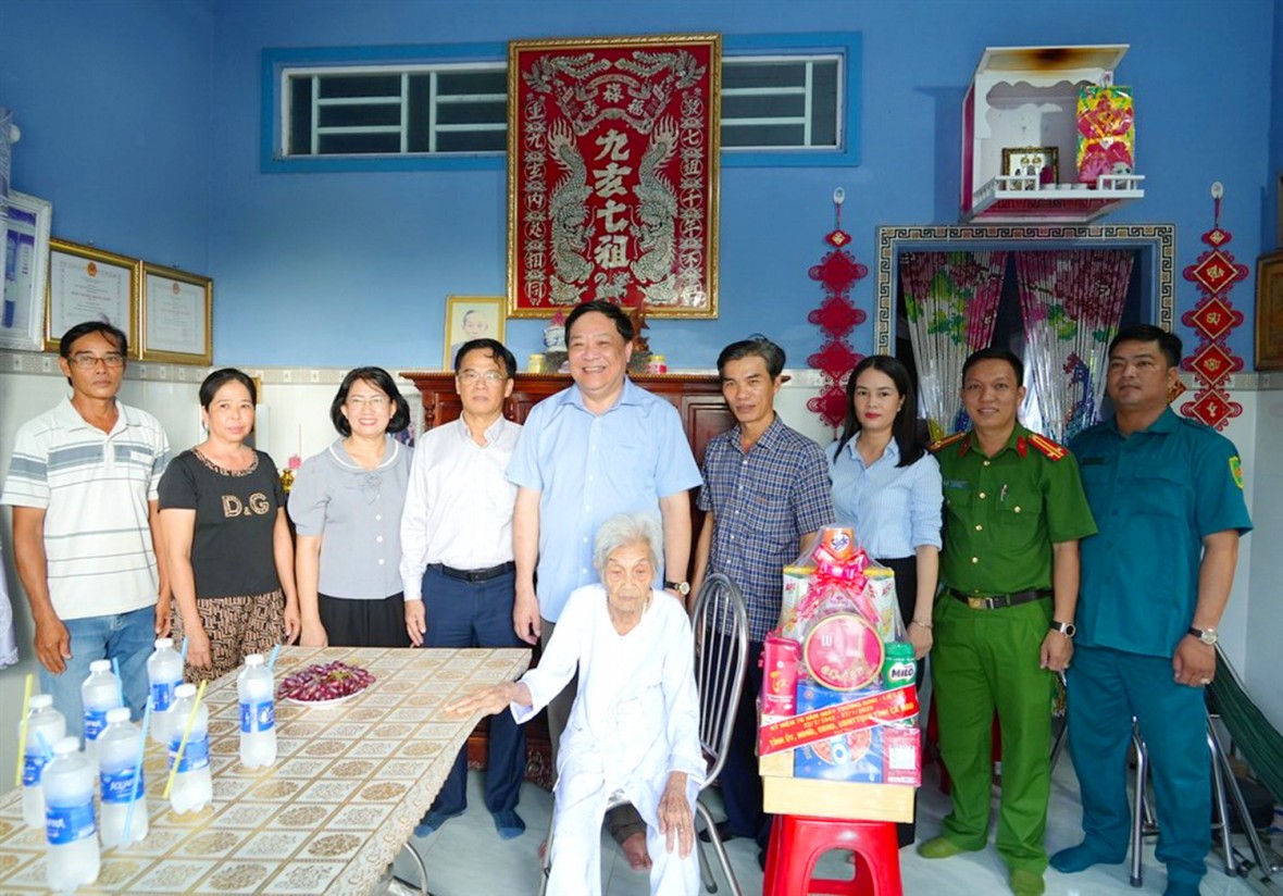 Lãnh đạo tỉnh Cà Mau thăm, tặng quà Mẹ Việt Nam Anh hùng và thương binh