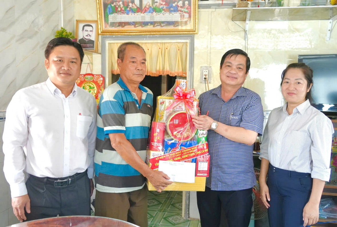 Lãnh đạo tỉnh Cà Mau thăm, tặng quà Mẹ Việt Nam Anh hùng và thương binh